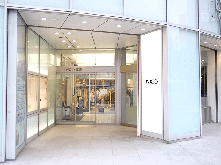 福岡PARCO 本館柱シート北東口（側面）