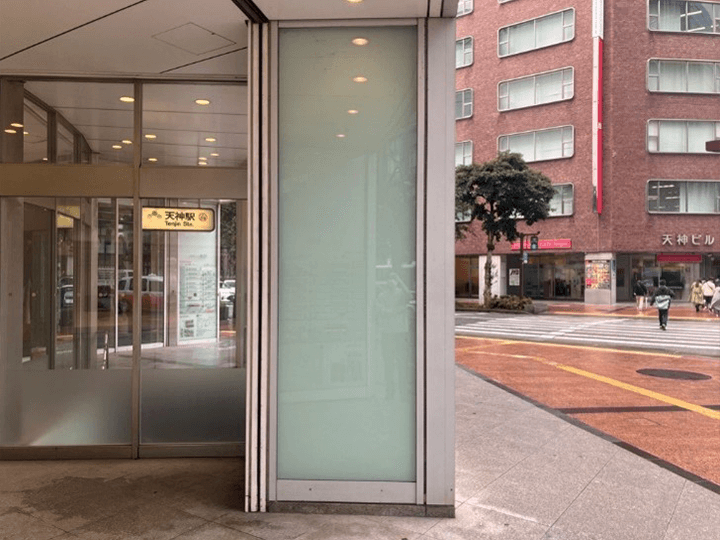 福岡PARCO 本館柱シート北東口（側面）