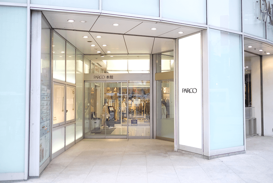 福岡PARCO 本館柱シート北東口（側面）