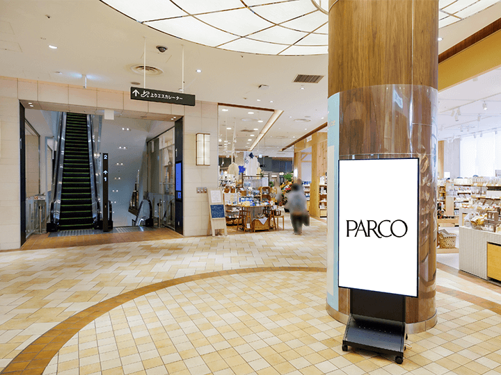 仙台PARCO PARCO1/1F上りエスカレーター前柱巻・自立サイネージ